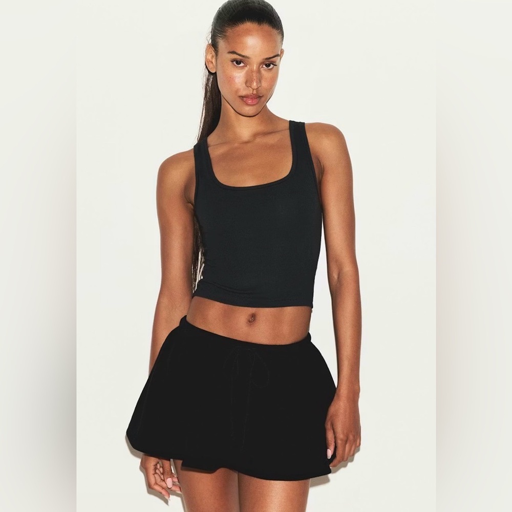 SKIMS Cotton Fleece Micro Skirt - color Onyx - size Medium